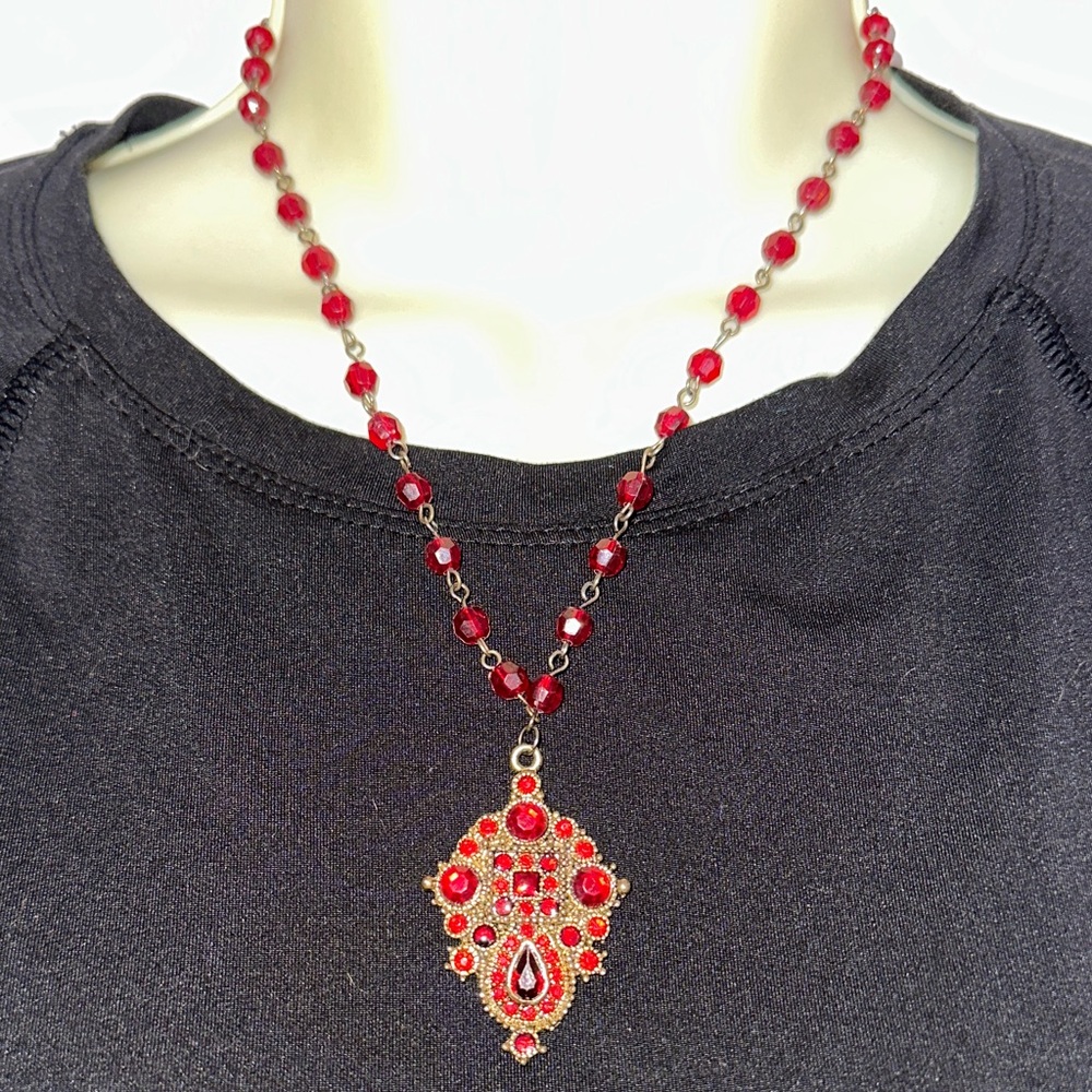 Dressy Art Deco Look Red Rhinestone Pendant Beaded & Gold‎ Tone  Necklace